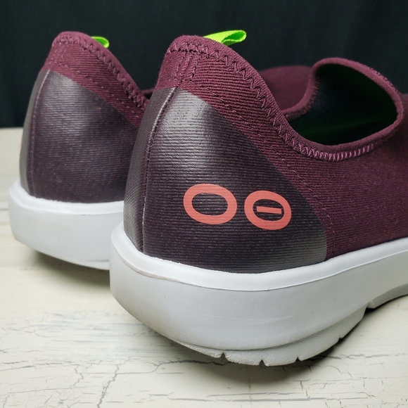 OOFOS OOmg eeZeeLow Sneakers in Burgundy - Women's size 9.5 - Picture 7 of 13
